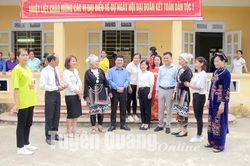 Đồng chí Tổng Biên tập Báo Tuyên Quang dự Ngày hội Đại đoàn kết tại xã Ngọc Hội