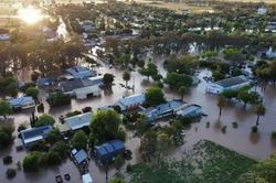 Cuộc giải cứu ngoạn mục bằng trực thăng tại 'rốn lũ' Australia