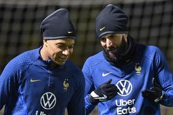 Benzema khiến tuyển Pháp lo lắng