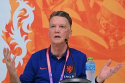 Van Gaal giải thích việc trao số áo lạ ở tuyển Hà Lan