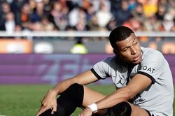 PSG bị tố nợ lương của Mbappe
