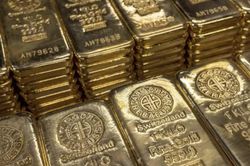 Giá vàng giằng co ở đỉnh 2 tháng, 'cá mập' SPDR Gold Trust rón rén mua ròng