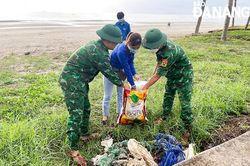 Chung tay làm sạch bờ biển