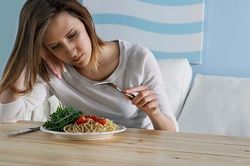 Dấu hiệu cảnh báo và biện pháp xử lý rối loạn ăn uống ở thanh thiếu niên
