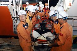 Cứu 2 thuyền viên người nước ngoài bị nạn trên biển