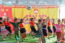 Tạm quên khó khăn sau lũ, người dân bản Hòa Sơn dự Ngày hội Đại đoàn kết