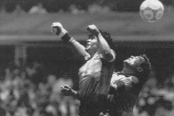 Trái bóng 'Bàn tay của Chúa' gắn với huyền thoại Maradona được bán với giá 2,4 triệu USD