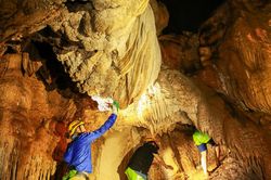 Khám phá Hang Kiều