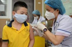 Hàng chục nghìn trẻ em ở TP Hồ Chí Minh thiếu vaccine