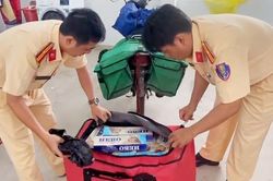 Giả làm người giao hàng để vận chuyển thuốc lá lậu