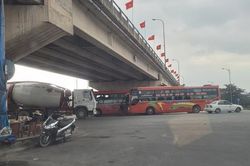 Hà Tĩnh: Nguy cơ gầm cầu vượt trở thành 'bến xe cóc'
