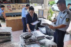 Tạm giữ lượng lớn quần áo trẻ em giả mạo nhãn hiệu