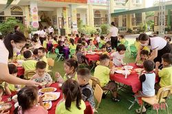 Bữa ăn bán trú - bữa cơm gia đình của các cháu học sinh Lộc Hà