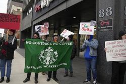 Nhân viên Starbucks tại Mỹ đình công đòi tăng lương