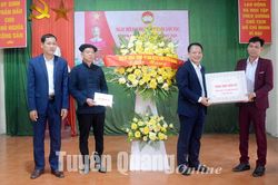Đồng chí Vân Đình Thảo dự Ngày hội đại đoàn kết thôn Kà Nò
