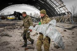 Nga tập kích dữ dội hạ tầng Ukraine, Ba Lan coi vụ tên lửa rơi là 'tai nạn đáng tiếc'