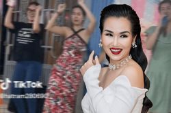 Võ Hạ Trâm lập nhóm nhạc hát hò trong tiệc gia đình, dân mạng trầm trồ: 'Nhà có ca sĩ sướng gì đâu'