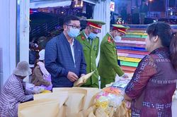 Tuyên truyền, ký cam kết với các hộ kinh doanh tại Chợ đêm Đà Lạt