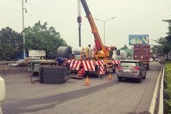 2 cuộn sắt nặng hàng tấn rơi xuống đường phố, người lưu thông khiếp vía