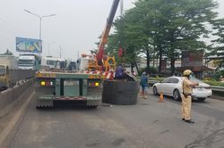 Xe đầu kéo thắng gấp, 2 cuộn thép rơi xuống đường làm nhiều người hoảng sợ