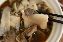 Hủ tiếu Hồ ăn với lòng heo khìa lạ miệng ở Sài Gòn