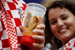 Chủ tịch FIFA: Fan bóng đá thiếu bia 'vẫn sống được' ở World Cup 2022