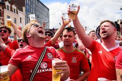 World Cup làm fan rối trí chỉ vì chuyện mua bia