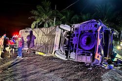 Bình Thuận: Xe khách bị lật, giải cứu một nữ hành khách bị thương nặng