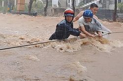 Bình Định: Mưa lớn khiến TP Quy Nhơn ngập nặng