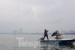 Hà Nội: Huy động thêm ca nô sục nước, vớt cá chết ở hồ Tây