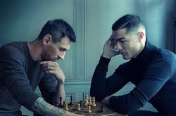 Hình ảnh Messi đánh cờ vua với Ronaldo gây sốt