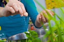 Mẹo chữa mặn siêu đơn giản cho món canh mà không cần thêm nước