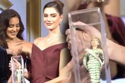 Hết hoa hồng vàng, Miss Grand 2022 lại bị tặng búp bê mô hình 'xấu đau đớn': Không thể kém sang hơn