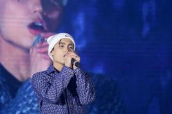 Bắt trọn hình ảnh MONO biểu diễn trên sân khấu, nhan sắc nổi bật dù đứng trong điều kiện thiếu sáng