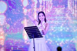 Dân mạng nói về Nam Em: 'Cô gái ấy hợp ánh đèn sân khấu hơn là hào quang vương miện'