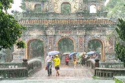 Miền Trung đến miền Nam dự báo mưa to đến rất to, Thủ đô Hà Nội trời nắng