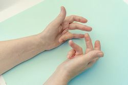 Tình trạng tê liệt tay phổ biến nhất mà nhiều người chưa biết