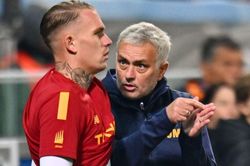 Cầu thủ Roma chống đối Mourinho