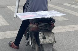 Xe máy 'hết đát' vẫn phóng ngược xuôi trên nhiều tuyến phố Hà Nội