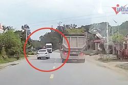 Mitsubishi Attrage vượt xe ben đúng đoạn đường khuất khiến tài xế phía sau thót tim