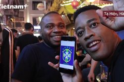 Du khách quốc tế hào hứng vừa khám phá VN, vừa dõi theo World Cup