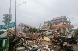 Nhà cửa đổ nát sau động đất ở Indonesia