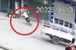 Clip: Phóng như bay tông đầu ô tô tải, lái xe máy văng xa chục mét nằm sấp mặt