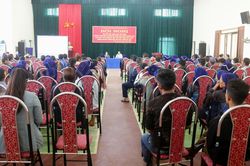 Thường trực UBND huyện Bát Xát đối thoại với Nhân dân xã Y Tý về bảo tồn kiến trúc nhà trình tường truyền thống