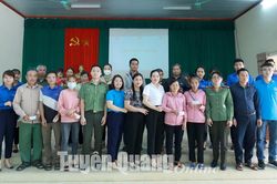 Tặng 233 thẻ BHYT miễn phí cho hộ cận nghèo