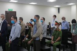 Cựu Thứ trưởng Y tế phải đeo thiết bị hỗ trợ sức khỏe, được luật sư dìu vào phòng xử án