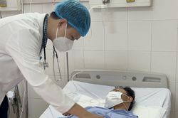 Cứu thanh niên bị cọc gỗ đâm vào ngực