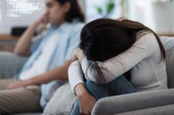 Bóc phong bì cưới giúp chồng, tôi khóc thét với thứ bên trong
