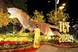 Đường hoa Tết 2023 có chủ đề 'TP Hồ Chí Minh - Xuân an vui, Xuân thịnh vượng'
