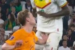 De Jong 'điểm huyệt' khiến đối thủ rời sân bằng cáng